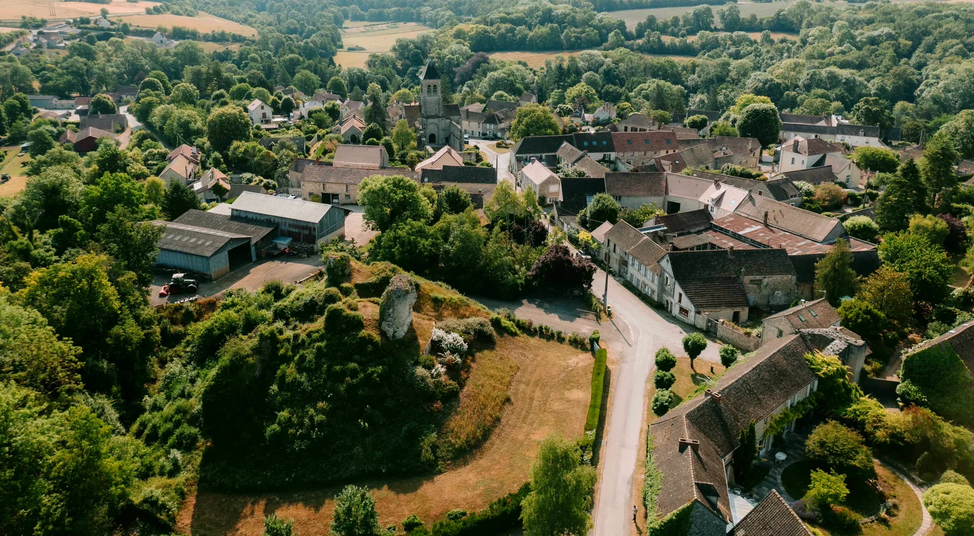 Vue aérienne d'un village des Yvelines au milieu de la forêt